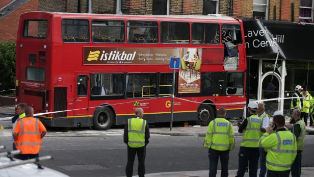 London: Doppeldecker-Bus rast in Küchenstudio