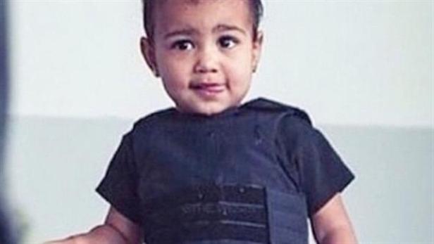 Geschmacksverirrung? Baby North in schusssicherer Weste
