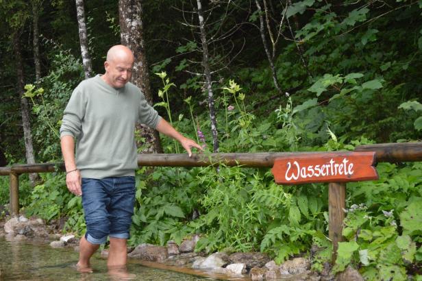 Autor René Freund testet für den KURIER in seiner Wahlheimat, dem Almtal,die positive Wirkung des Waldness