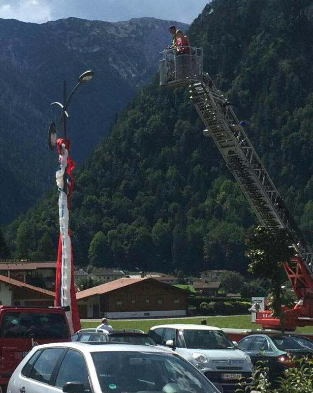 Tirol: Paragleiter blieb an Straßenlaterne hängen