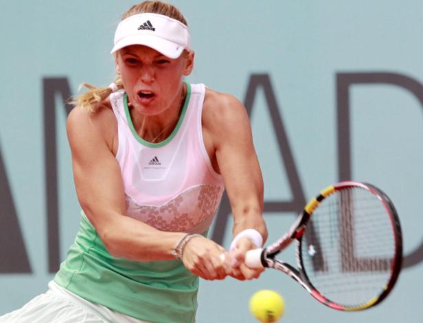 Angelique Kerber spielt Tennis auf einem Sandplatz.