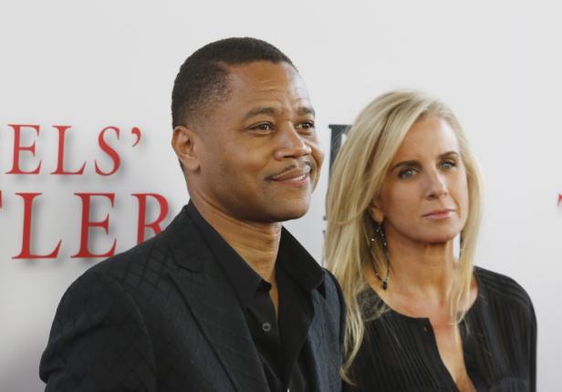 Cuba Gooding Jr. posiert mit einer Frau auf einer Veranstaltung.