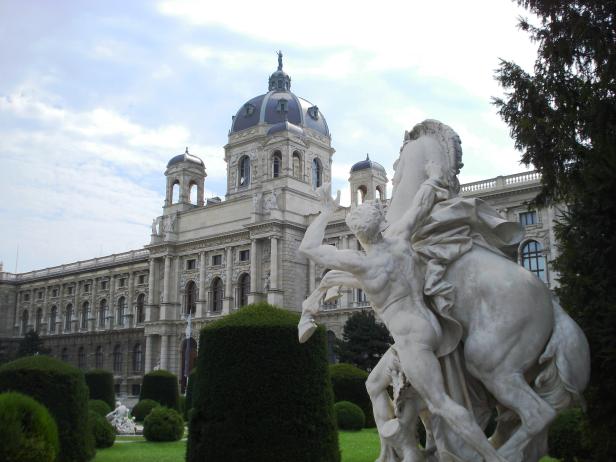 Eine Statue vor dem Kunsthistorischen Museum in Wien.