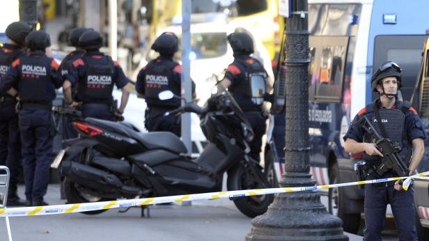 Barcelona: Attentäter soll noch auf der Flucht sein