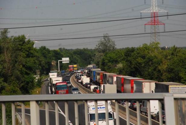 Megastau auf A4: Reisende verpassten wegen Unfalls Flüge