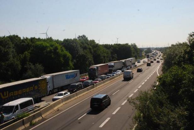 Megastau auf A4: Reisende verpassten wegen Unfalls Flüge