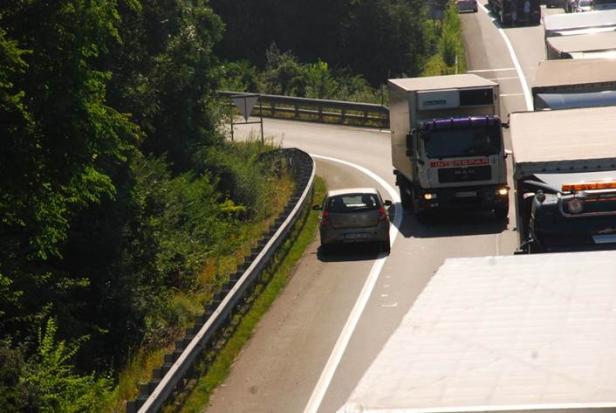 Megastau auf A4: Reisende verpassten wegen Unfalls Flüge