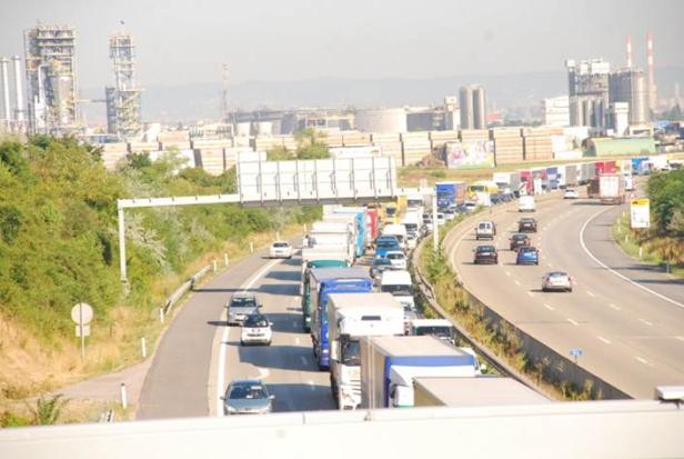 Megastau auf A4: Reisende verpassten wegen Unfalls Flüge