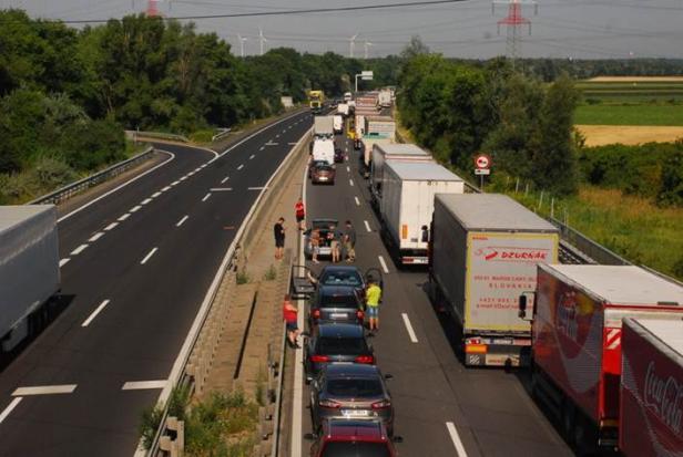 Megastau auf A4: Reisende verpassten wegen Unfalls Flüge