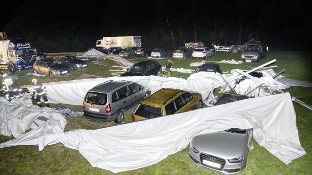 Bilder vom eingestürzten Festzelt in Oberösterreich