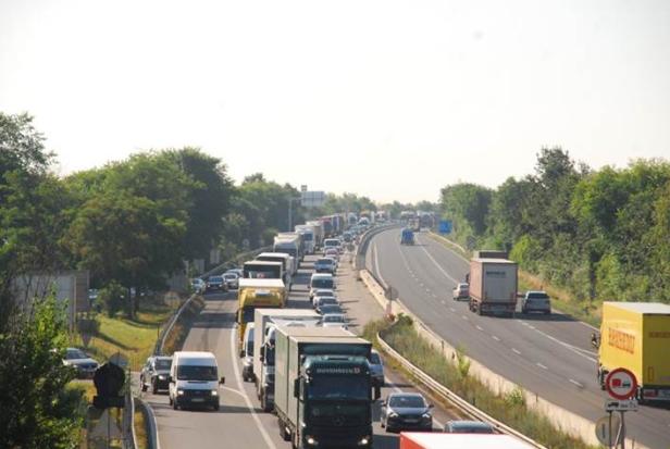 Megastau auf A4: Reisende verpassten wegen Unfalls Flüge