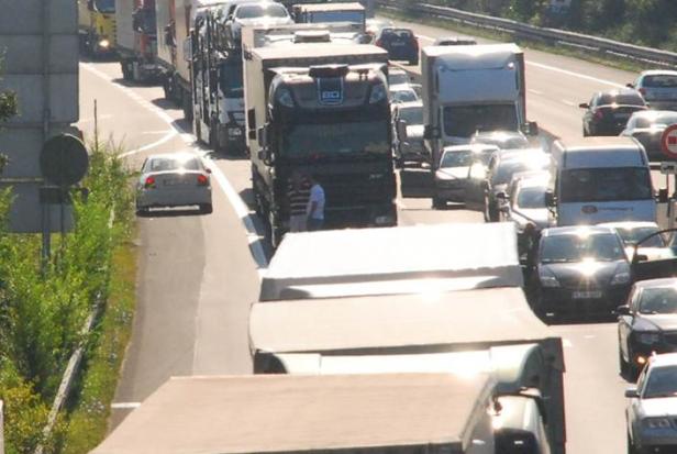 Megastau auf A4: Reisende verpassten wegen Unfalls Flüge