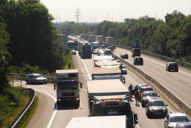 Megastau auf A4: Reisende verpassten wegen Unfalls Flüge