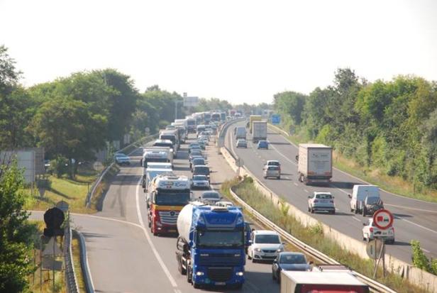 Megastau auf A4: Reisende verpassten wegen Unfalls Flüge