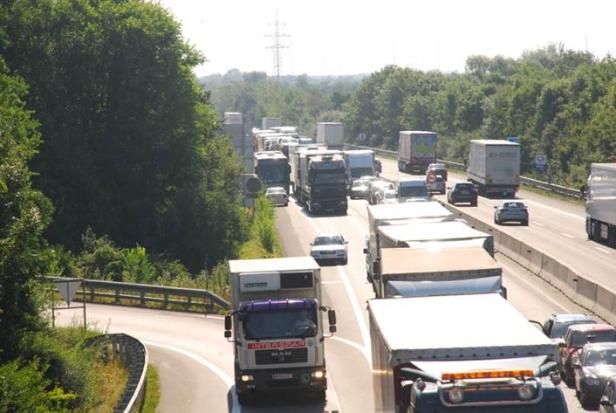 Megastau auf A4: Reisende verpassten wegen Unfalls Flüge