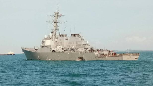 US-Zerstörer kollidiert mit Tanker: Zehn Seeleute vermisst