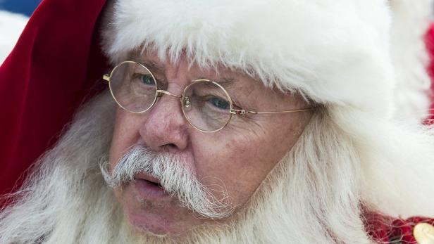 Nahaufnahme vom Gesicht des Weihnachtsmanns mit Brille und weißem Bart.
