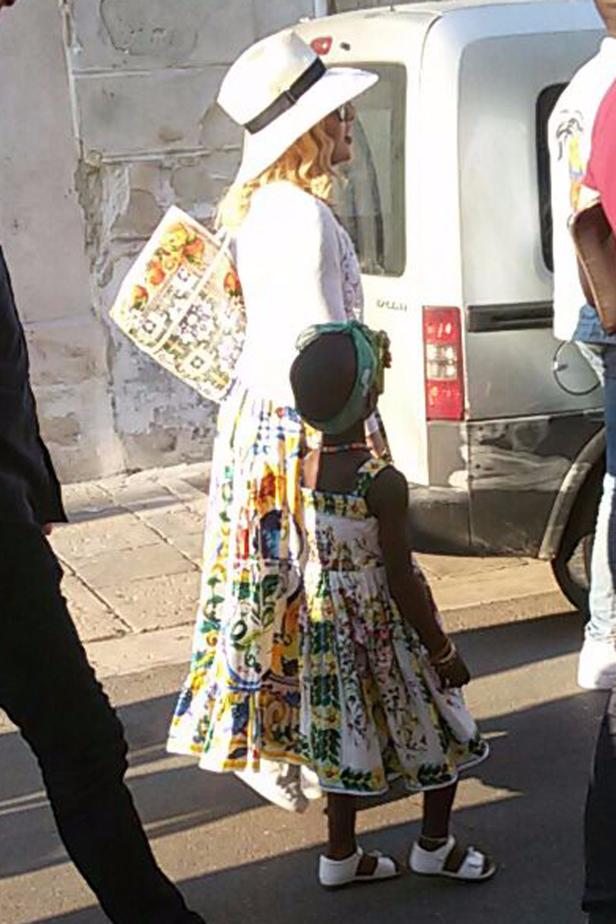 Madonna zeigt sich innig mit Familie in Italien