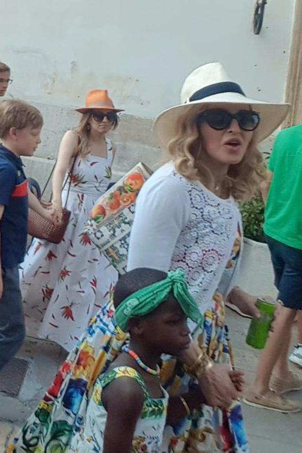 Madonna zeigt sich innig mit Familie in Italien