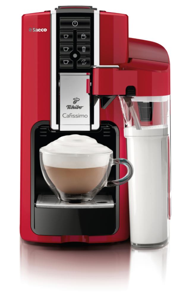 Eine rote Saeco Tchibo Cafissimo Kaffeemaschine mit einer Tasse Cappuccino und einem Milchbehälter.