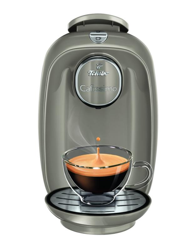 Eine graue Tchibo Cafissimo Kaffeemaschine mit einer Tasse Espresso.