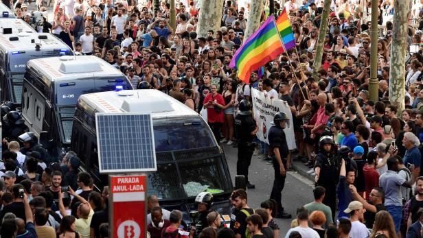 Bild: Die Polizei musste vergangenen Freitag die beiden Demonstrations-Gruppen voneinander trennen.