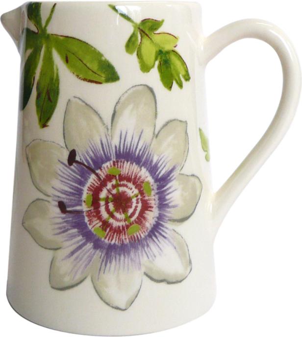 Ein Krug mit einer aufgemalten Passionsblume und Blättern.