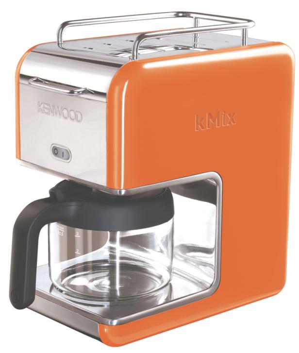 Eine orangefarbene Kenwood kMix Kaffeemaschine mit Glaskanne.