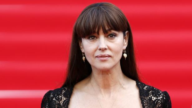 Porträt von Monica Bellucci vor einem roten Hintergrund.
