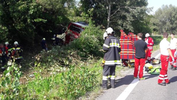 Autobus im Bezirk Korneuburg verunglückt: Bus-Lenkerin schwer verletzt