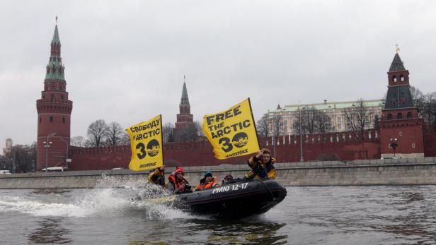 Aktivisten von Greenpeace demonstrieren mit einem Schlauchboot auf der Moskwa gegen die Ölförderung in der Arktis.