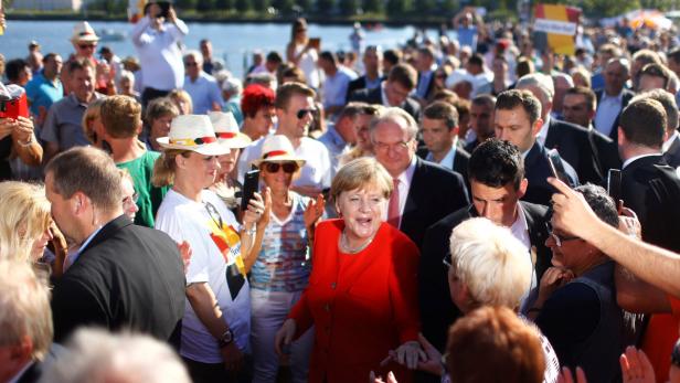 Pfiffe für Merkel: "Man liebt sie und man hasst sie"