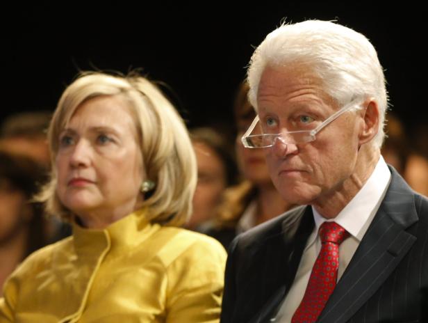 Hillary und Bill Clinton sitzen nebeneinander bei einer Veranstaltung.
