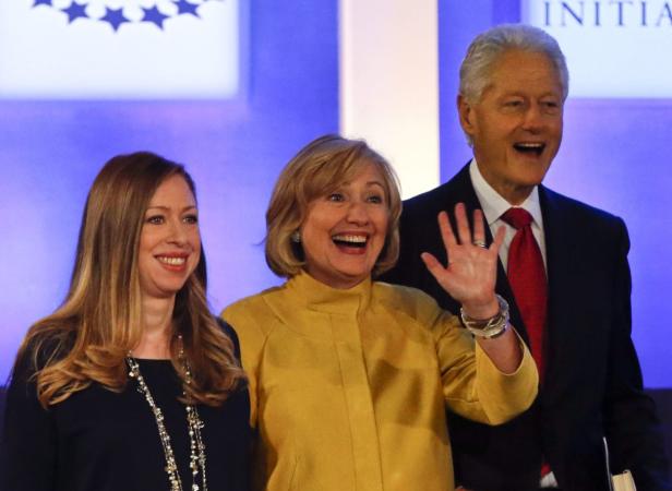 Hillary Clinton, Chelsea Clinton und Bill Clinton lächeln und winken.