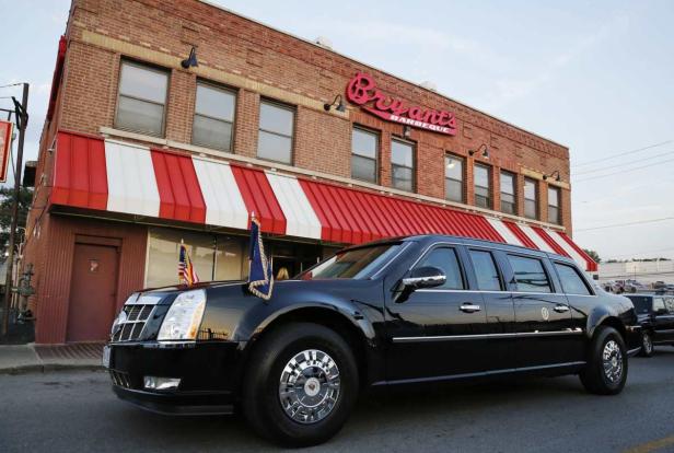 Die Präsidentenlimousine „The Beast“ vor dem Restaurant Bryant's Barbeque.