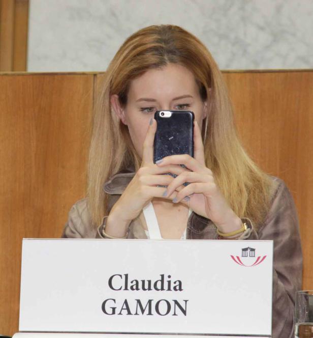 Claudia Gamon fotografiert mit ihrem Smartphone.