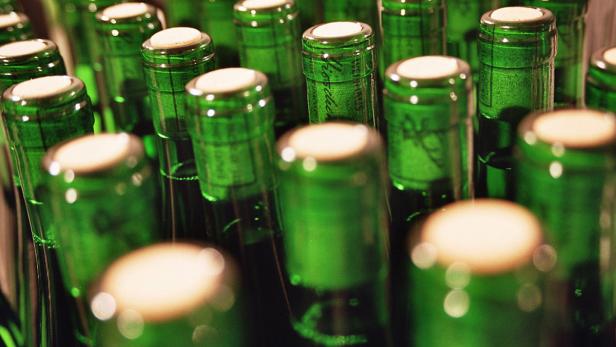 Viele grüne Weinflaschen stehen dicht an dicht.