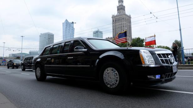 Die Präsidentenlimousine der Vereinigten Staaten fährt durch Warschau.
