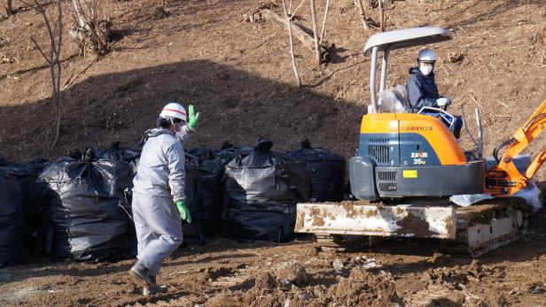 Fukushima: Friedhof der verseuchten Erde