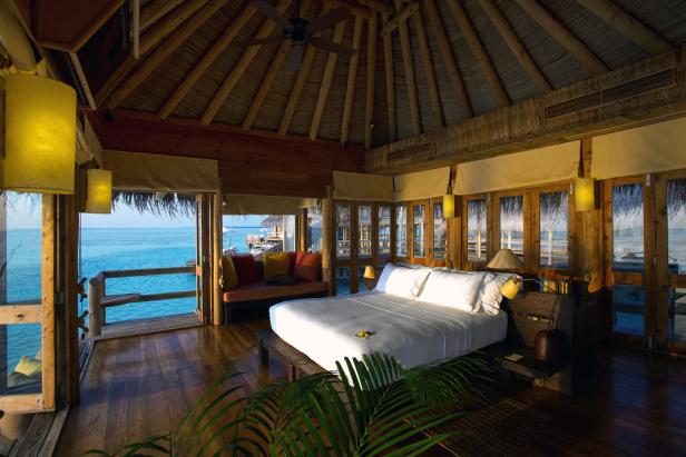 Ein Schlafzimmer in einem tropischen Resort mit Blick auf das Meer.