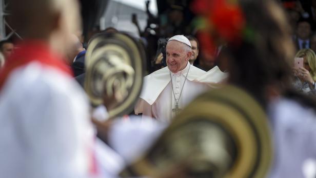 "Friedenspapst" Franziskus begeistert in Kolumbien empfangen