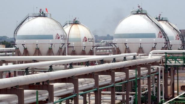 Mehrere große, kugelförmige Gastanks auf einem Industriegelände.