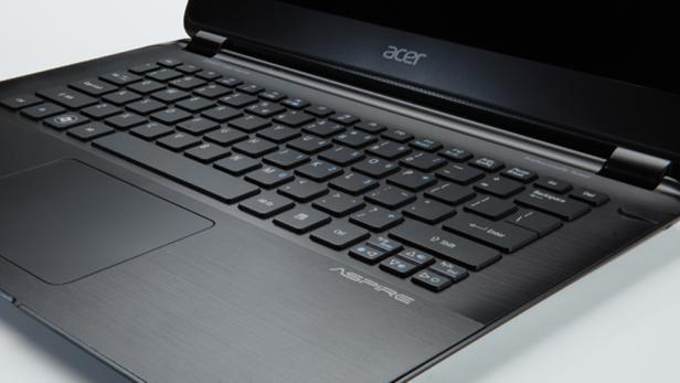 Nahaufnahme eines schwarzen Acer Aspire Laptops.