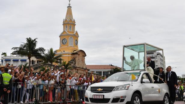 Schrecksekunde bei Besuch in Kolumbien: Papst Franziskus kam mit blauem Auge davon