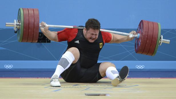 Ein Gewichtheber der deutschen Nationalmannschaft scheitert an einer schweren Hantel.