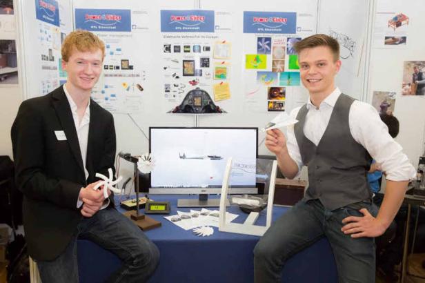 Zwei junge Männer präsentieren ein Projekt zum Thema „Power & Glider“.