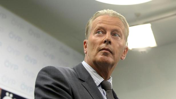 Ein Mann im Anzug blickt nach oben.