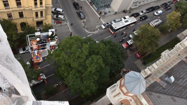 Rettung in 37 Metern Höhe: Mann kollabierte auf Roßauer Kaserne