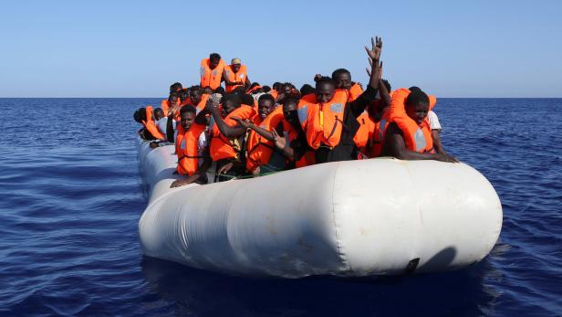 Nach Tagen im Mittelmeer: 78 Bootsflüchtlinge gerettet - viele Vermisste