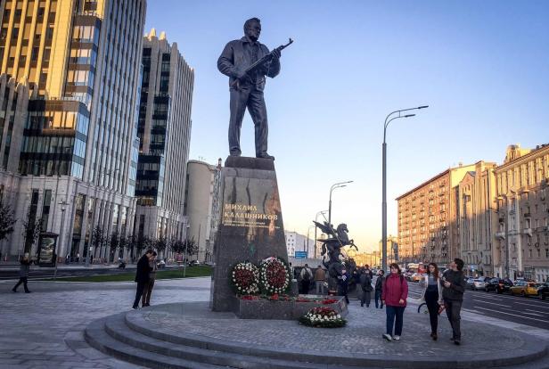 Bizarrer Skandal um Kalaschnikow-Denkmal